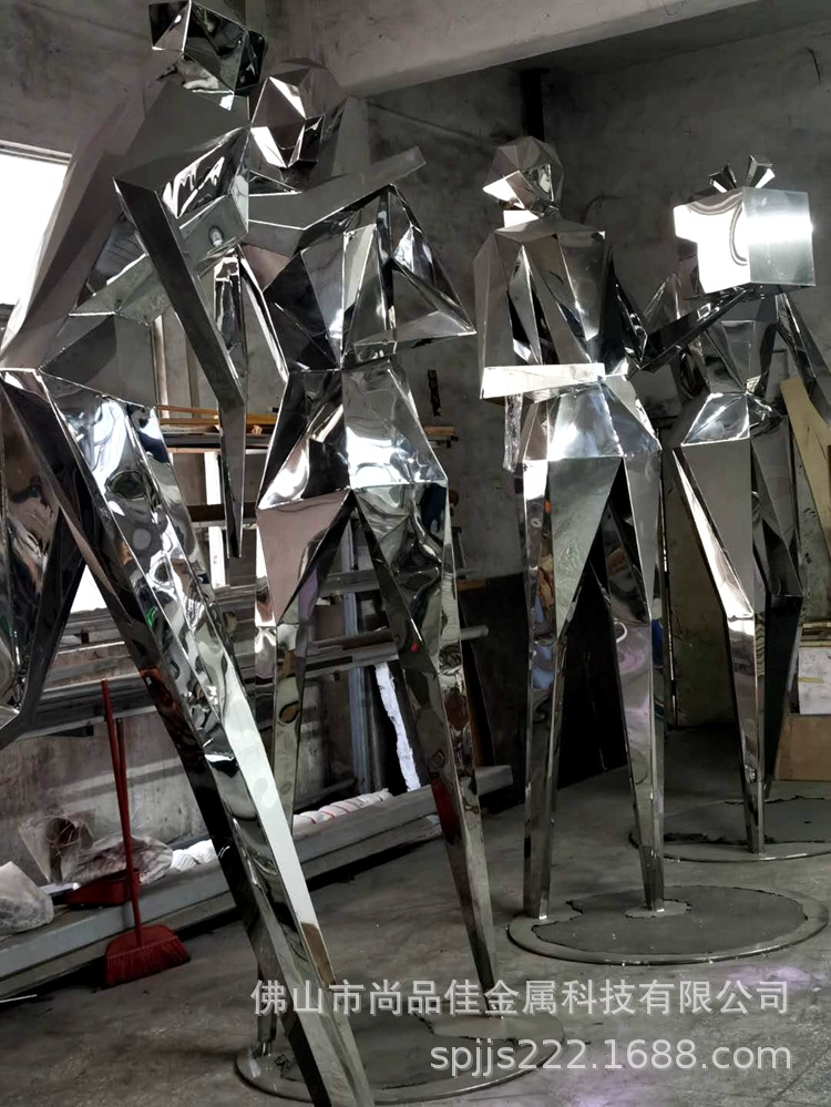 创意不锈钢雕塑金属景观户外广场装饰摆件定制商场机器人物造型